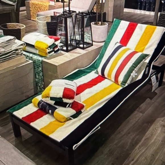 Hudson Bay STRIPES Iconic Multistripe Lounge Chair Towel Cover BRAND NEW - Picture 1 of 3